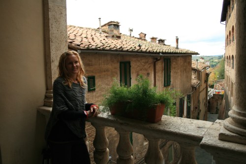 Mrs. Turkadactyl looking out from Casa di Saint Catarina.